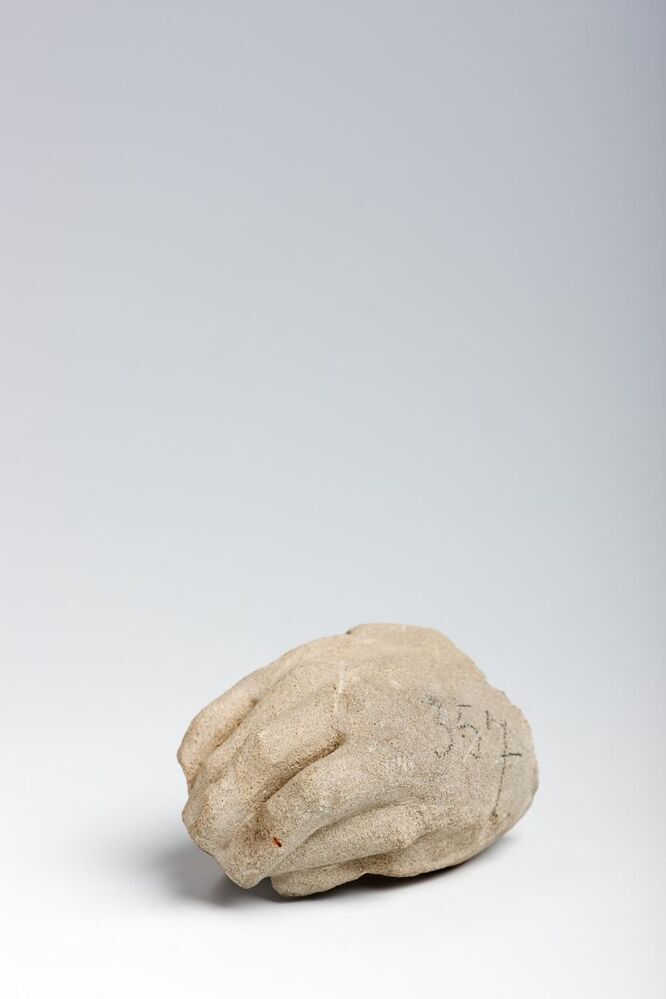 Fragment van een hand met schrijfstift